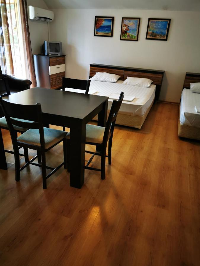 Jelezchevi Guest Rooms Primorsko Esterno foto